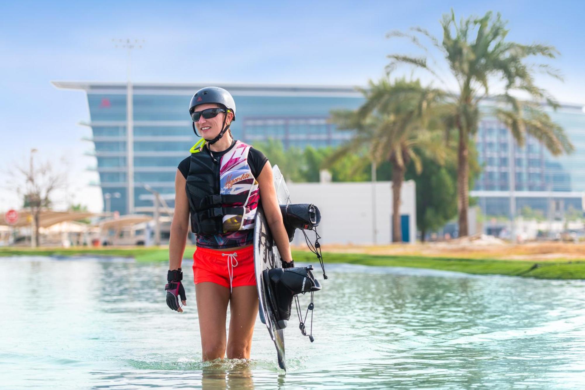 Marriott Hotel Al Forsan, Abu Dabi Exterior foto A woman wearing a life jacket
